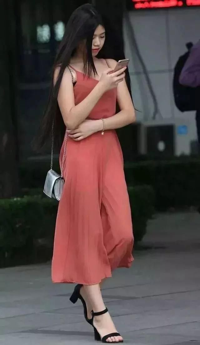 街拍:肉色长裙尽显高端大气，一头长发飘逸无比!