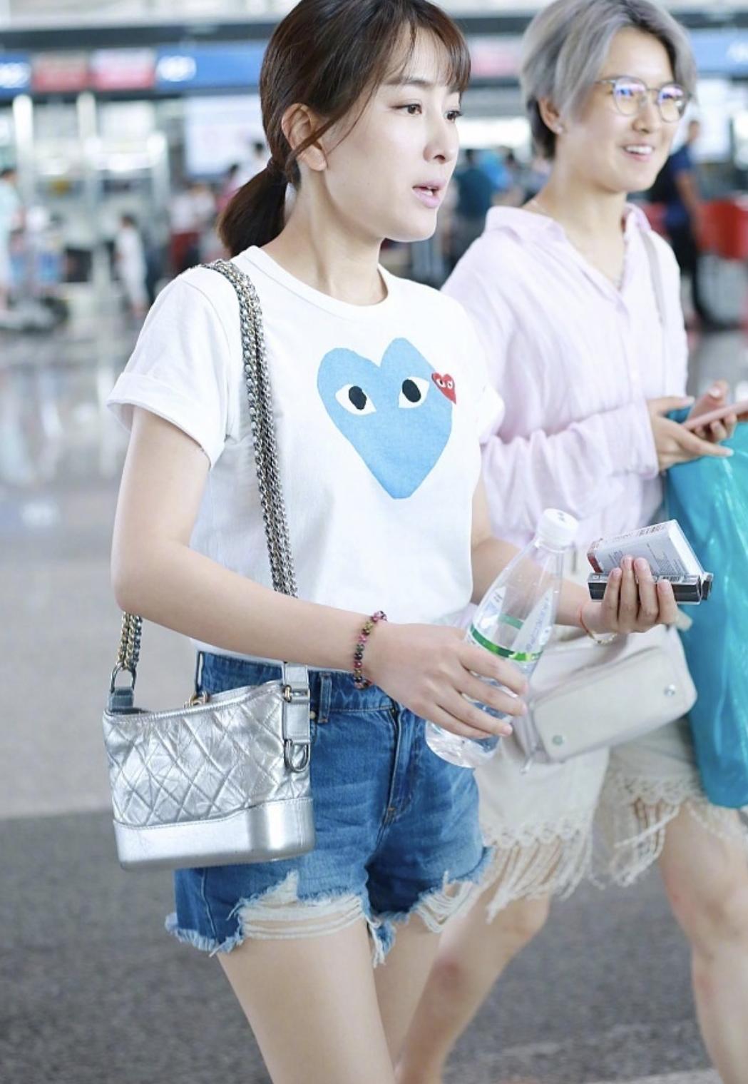 马苏为显腿长真是胆大！超短裤短到不能再短，网友：膝盖亮了！