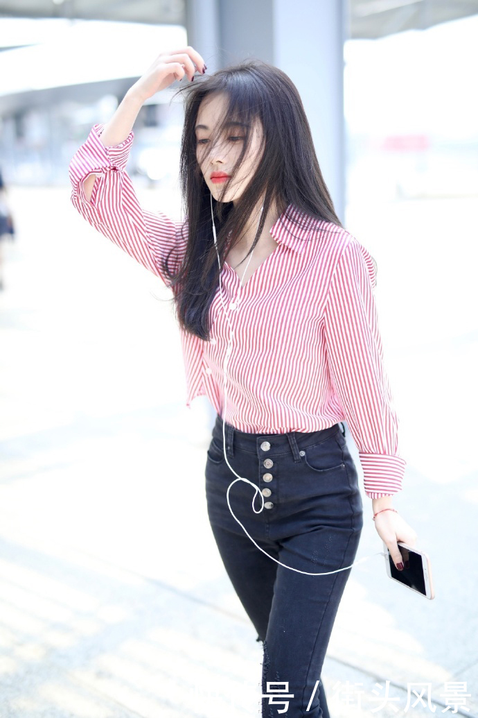 76斤的鞠婧祎穿紧身装，一双美腿像筷子，网友：瘦出名了！