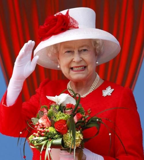 『气质』英国女王够时髦?看看80岁丹麦女王才知啥叫贵族气质,就是爱抽烟一口黄牙