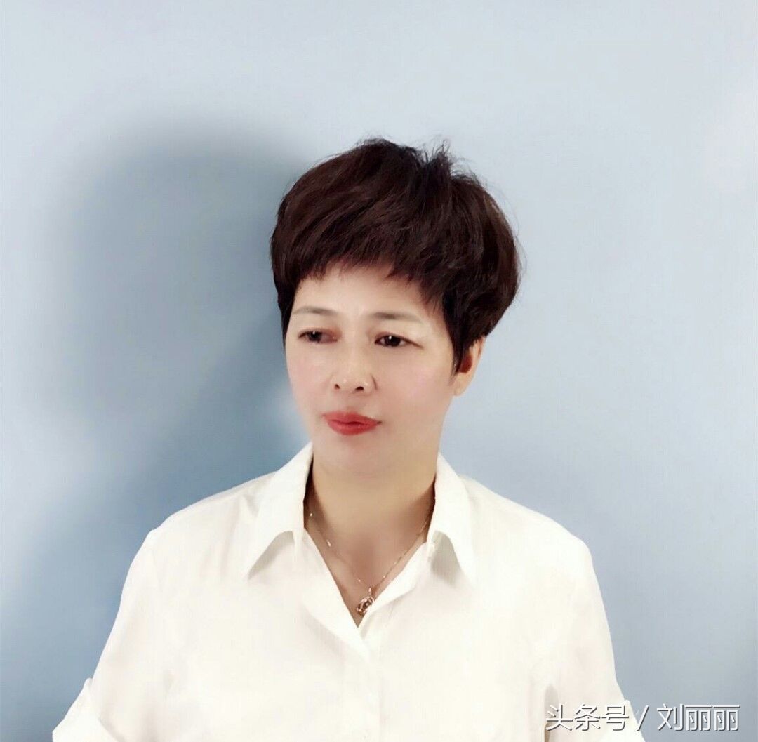 “中年女性发型”不都是“洋气小卷”，10款蓬松短发更年轻奥