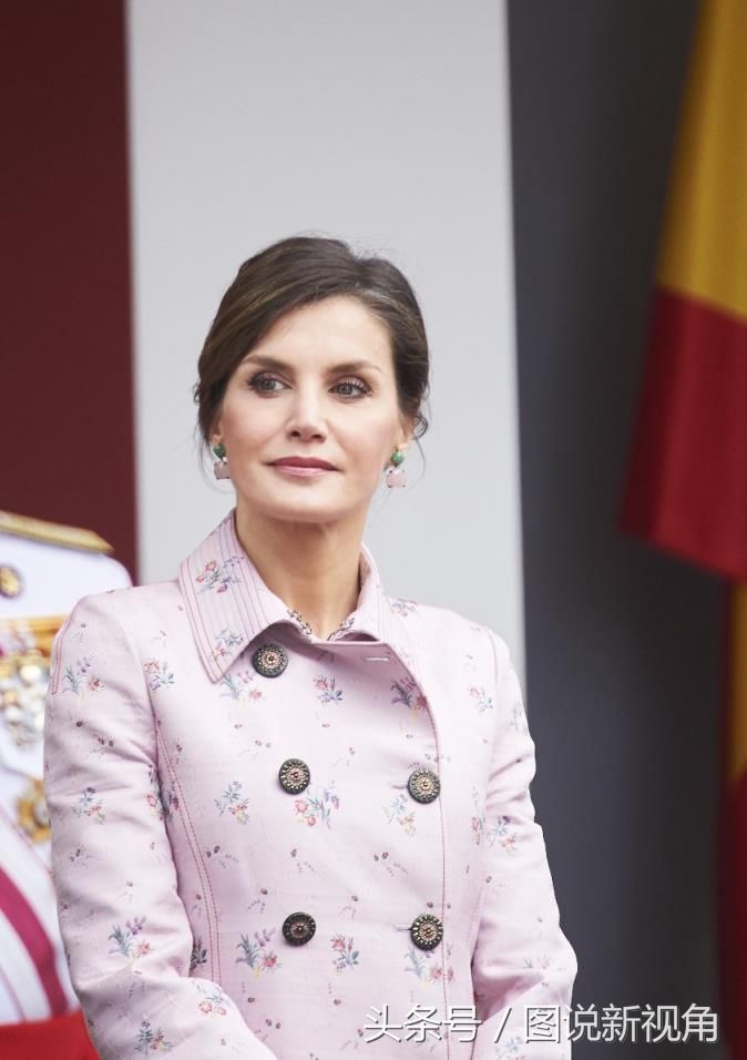 西班牙王后又换发型,刘海中分露额头,气质端庄给国王长脸了
