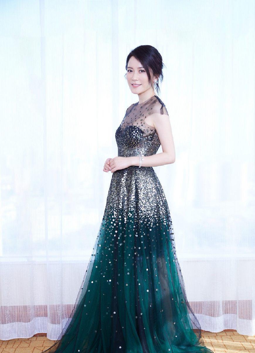 俞飞鸿换了件衣服，下半身都变大象腿啦，网友众口一词：脱了吧