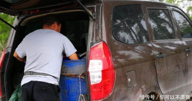  【众人】农村大集现“吸血水生物”，众人吓得往后退，鱼贩却拿它当宝贝