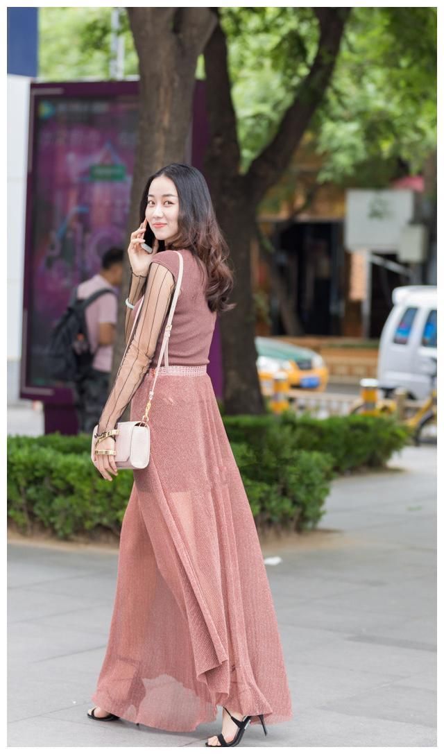 街拍：图1高贵优雅，图2休闲时尚，图3性感身材，女人味十足！