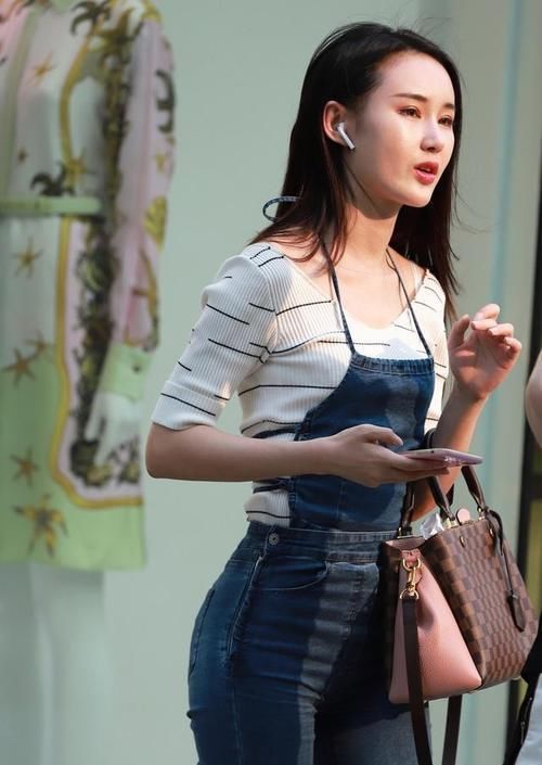  自信@路人街拍，小姐姐走姿自信飘逸，更显温柔的气息