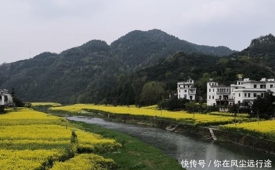 安徽歙县深渡画里人家窗前一幅流动的山水画卷,人宛如在画中