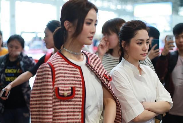 阿sa阿娇机场同框:一个像女王一个像助手,网友:都是衣品惹的祸