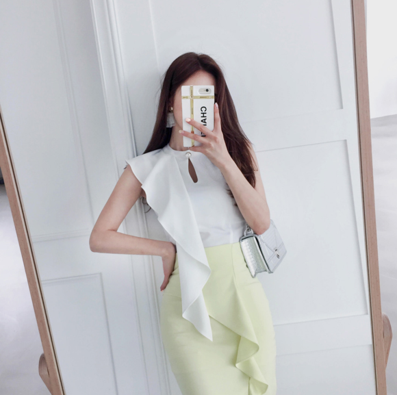 女神孙允珠,郁金鲜黄潇雪伊人吊叶职业裙