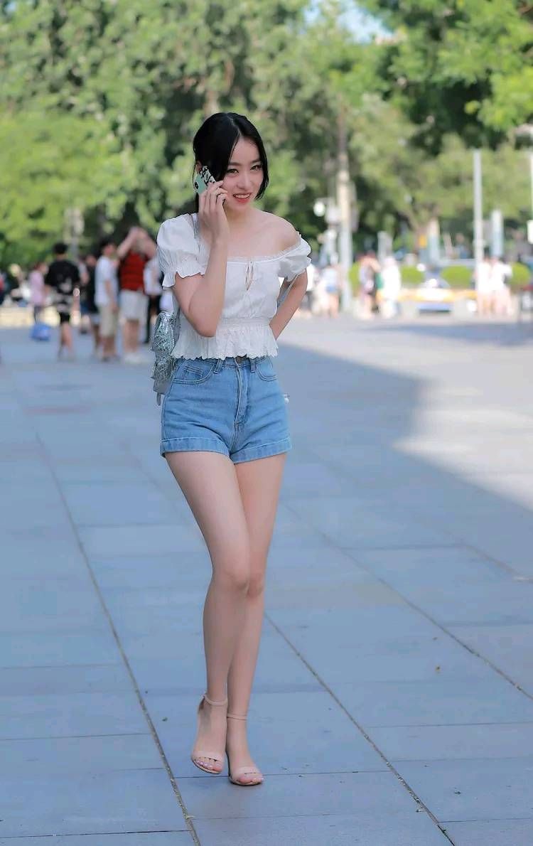 街拍，都市生活节奏快，五款简单时尚的装扮让你轻松出门