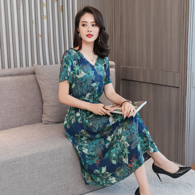 天呐，55岁妈妈真敢穿!棉绸薄裙+高跟鞋，三亚旅游，美胜风景