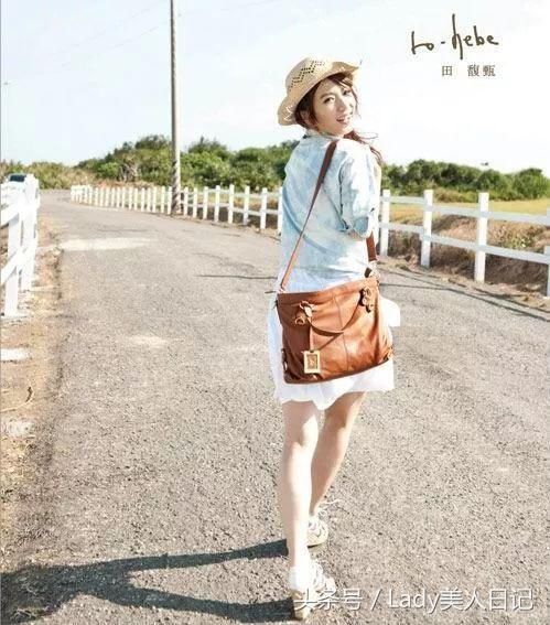 田馥甄年纪越大越会穿，一身长裙最显气质，那收腰带是重点