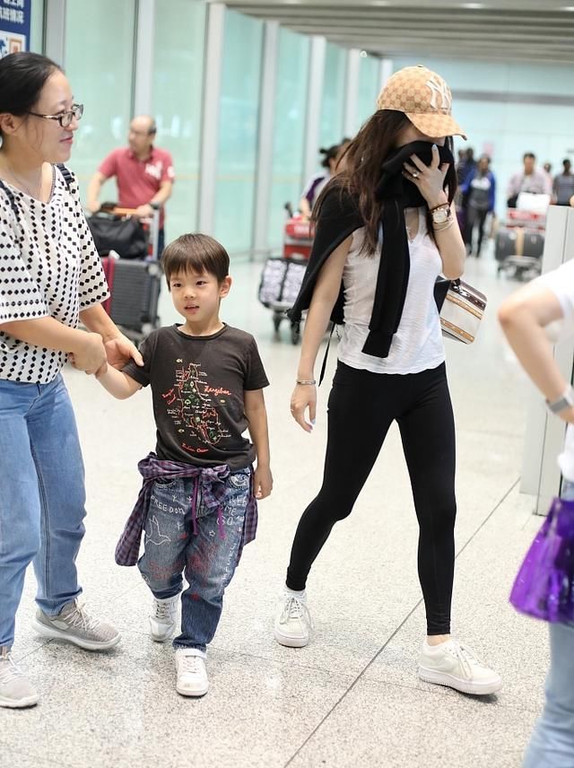 霍思燕身材是有多好，直接穿打底裤走机场，一般人hold不住吧！