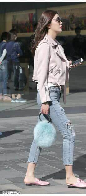 时尚抓拍:看时尚妹子穿衣搭配在秋季怎样去展现自信之美!