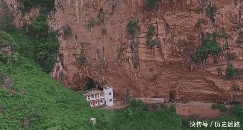 一家人在荒芜的悬崖下安家,建起两层小楼与世无争,仿佛世外桃源