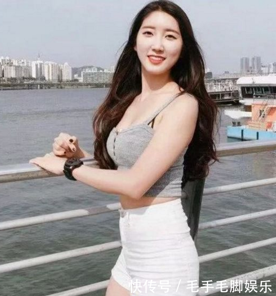 街拍：时尚性感的紧身打底裤美女，大秀S型曲线，尽显曼妙身材！