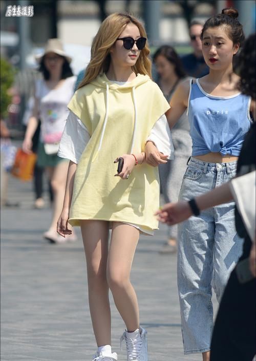  「晃眼」女神潮范儿美搭！街拍：夏日清凉性感美女，太晃眼了吧？（组图）