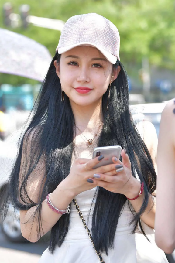 美女白色吊带连衣裙牛仔热裤，遮肉显瘦清凉风搭配！