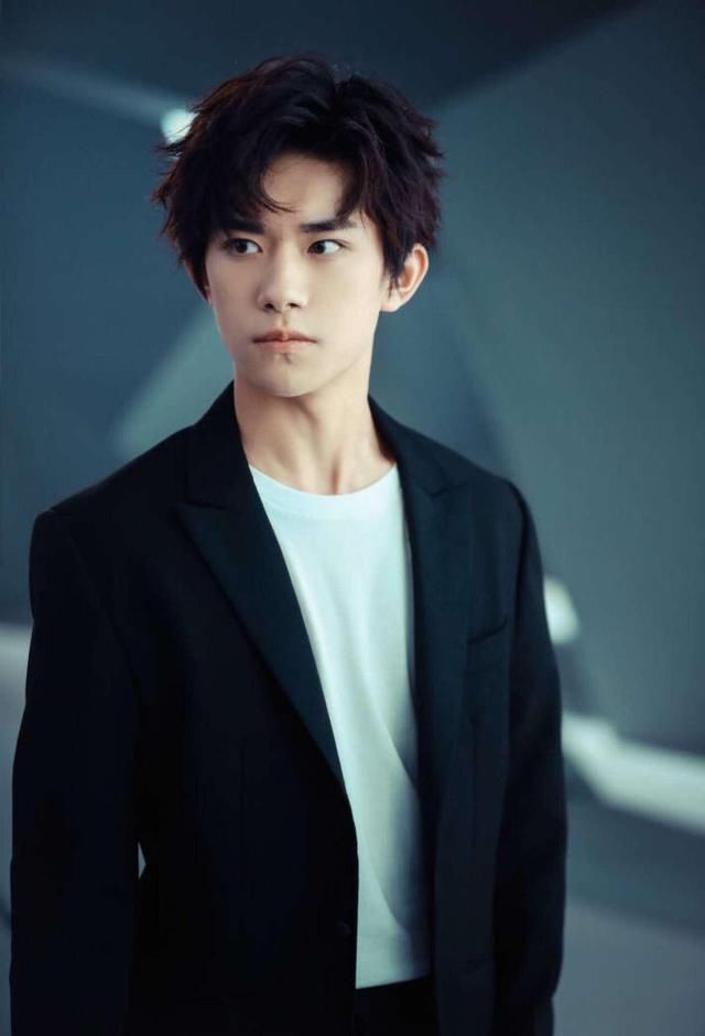 易烊千玺这一次圈粉了，西装穿出少年感，一点都不丑！