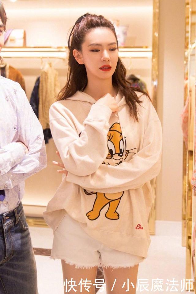 气质|小姐姐一看就是气质型美女,行走姿势很吸引人,并且颜值也不低