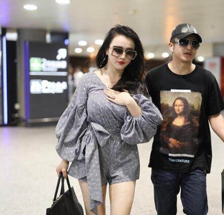 冉莹颖不穿紧的了，宽松连体裤同样让我沉默，网友:还是穿紧的吧