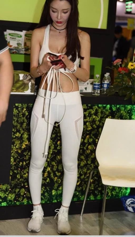 小姐姐白色紧身裤辣妹，气质清纯，身材玲珑有致