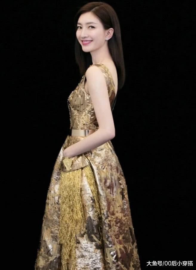 江疏影真吸睛 身穿金灿长裙亮相活动 网友: 真想天天看到她