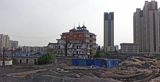 最惨的钉子户，赔偿款一亿被拒，如今被豪宅包围让大家看笑话