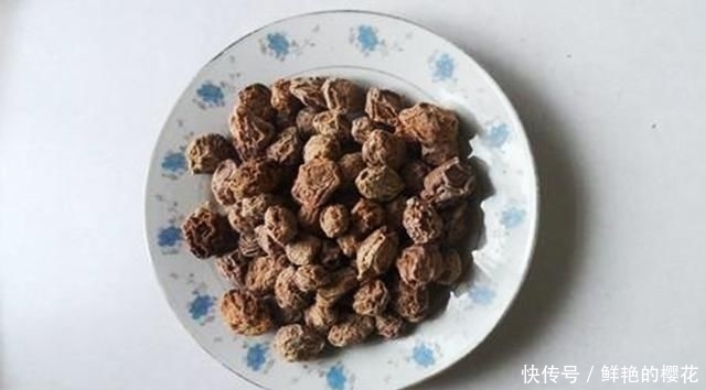  『倒入』钓鱼一直在用的自制小药，想要配方的看过来，针对鲫鱼和鲤鱼