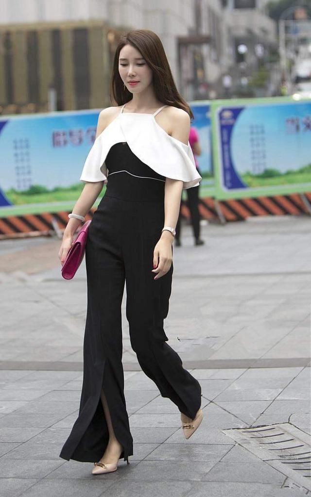 街拍：白色T恤配红裤的小美女，大波浪卷的头发很是迷人！