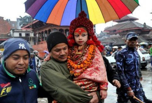 尼泊尔神秘的“活女神”，国王见了都要下跪，退位后却无人敢娶