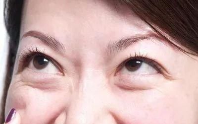  #女人#女人不想眼袋那么明显，睡前要做好这两件事，眼周才会紧致光滑