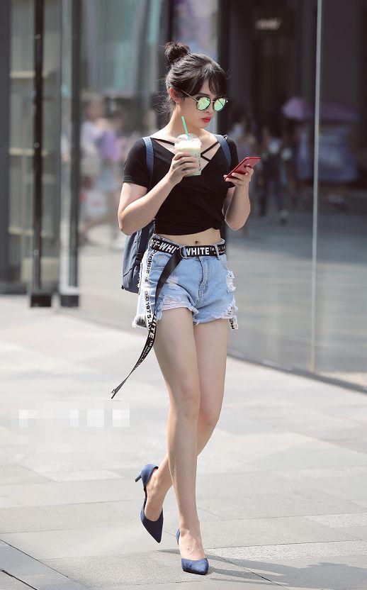 街拍：美女们穿低腰超短裤，露出“奶白”大长腿，齐刷刷的回头率