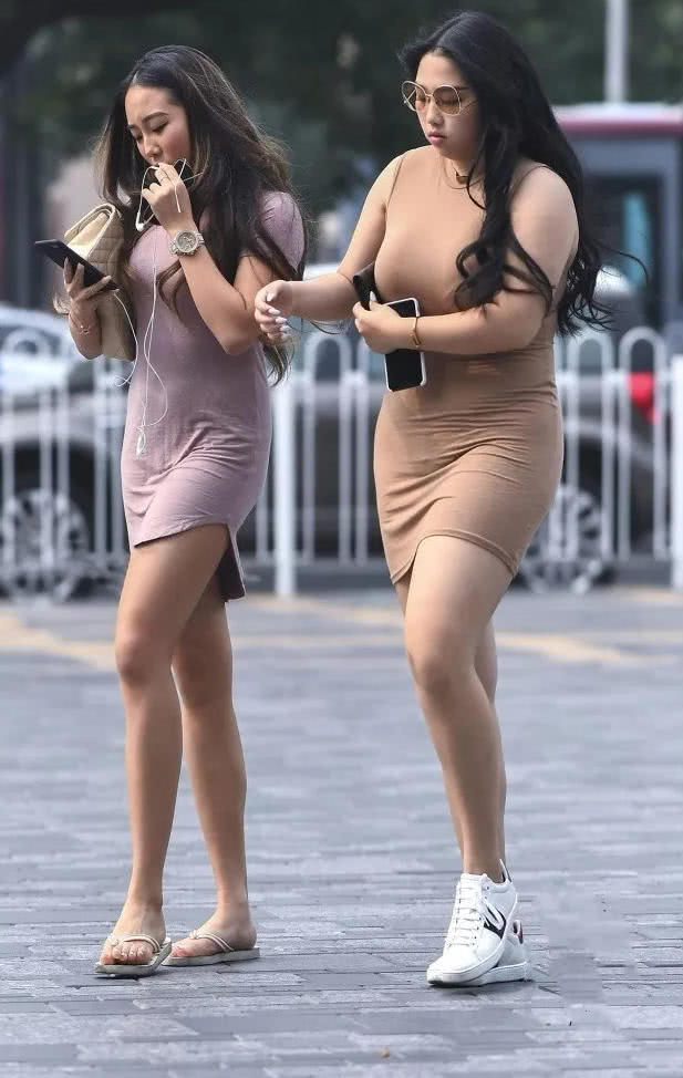 苗条与丰满你会怎样选择,一位苗条性感,一位风韵肥腻