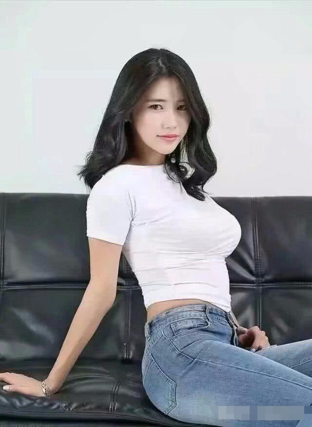 美女穿上牛仔裤之后，气质就会更加的突出了！