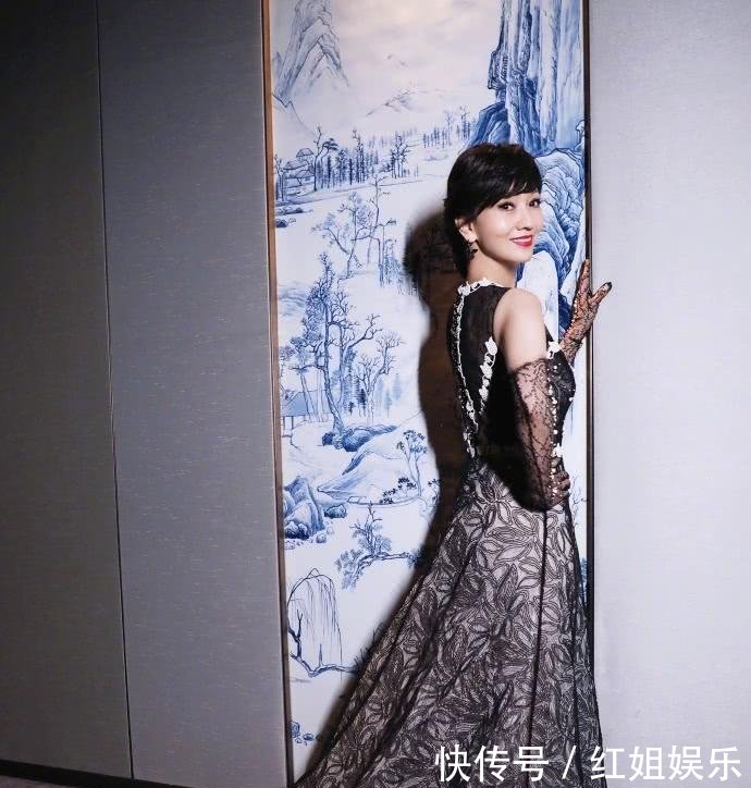 赵雅芝穿黑纱蓬松裙, 不仅没有扮嫩嫌疑, 看起来还特有少女样!