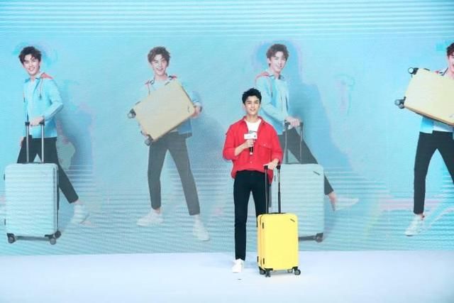 今年这颜色是要流行到底了?学吴磊穿，一准的帅