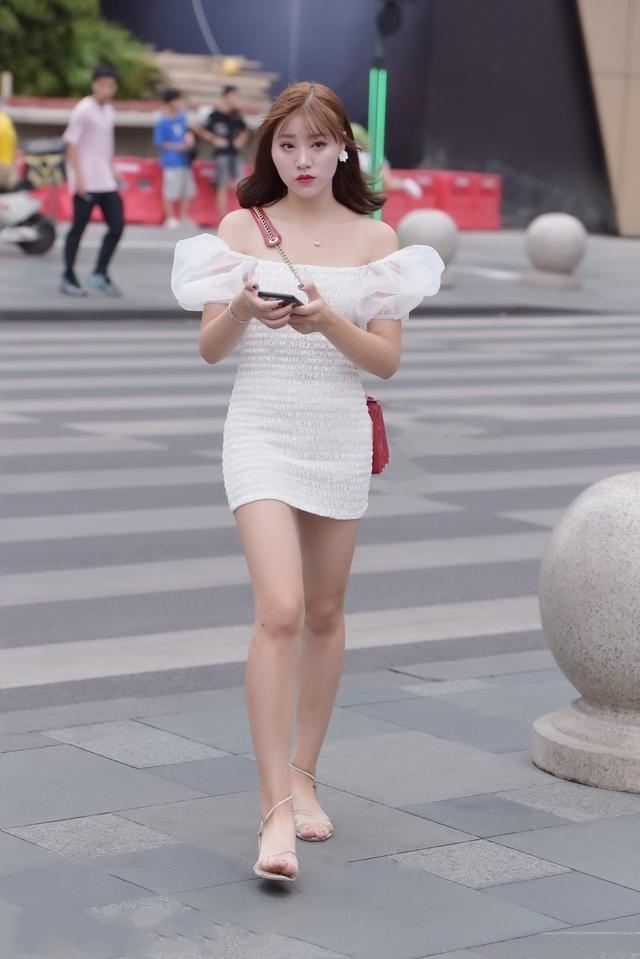 美女|路人街拍,美女搭配简洁美观的连衣裙,显出了一种潇洒随性的气韵