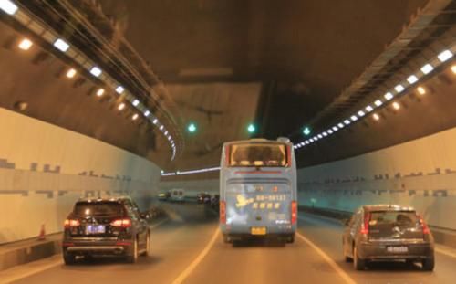  高速■高速隧道禁止超车，但前方车辆行驶太慢该咋办？老司机教你一招