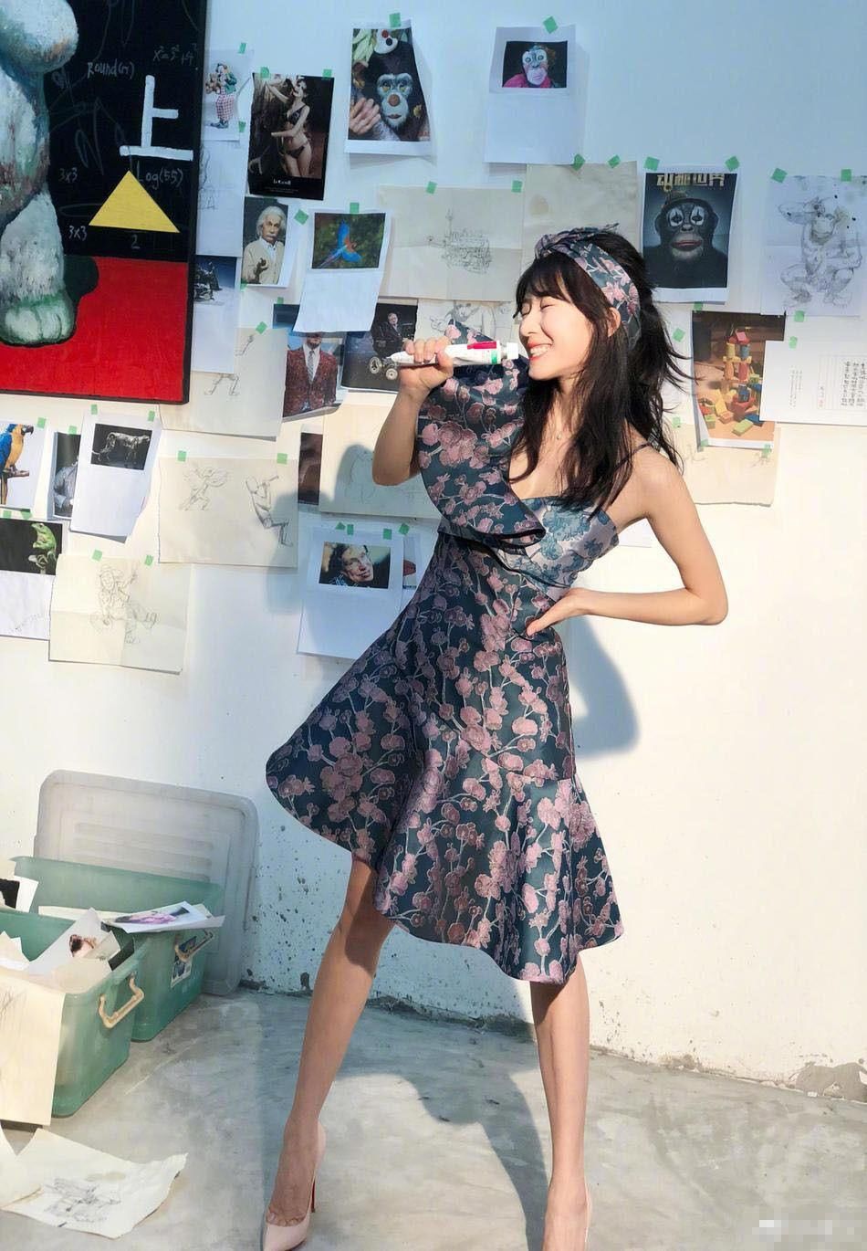 李念目测没90斤，腿细成这样了!网友:鞋太小，脚趾都挤不进去!