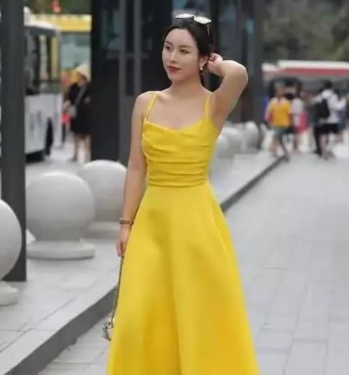  [气质]街拍：秀丽端庄的美女，一条黄色的连衣裙，时尚清爽气质迷人