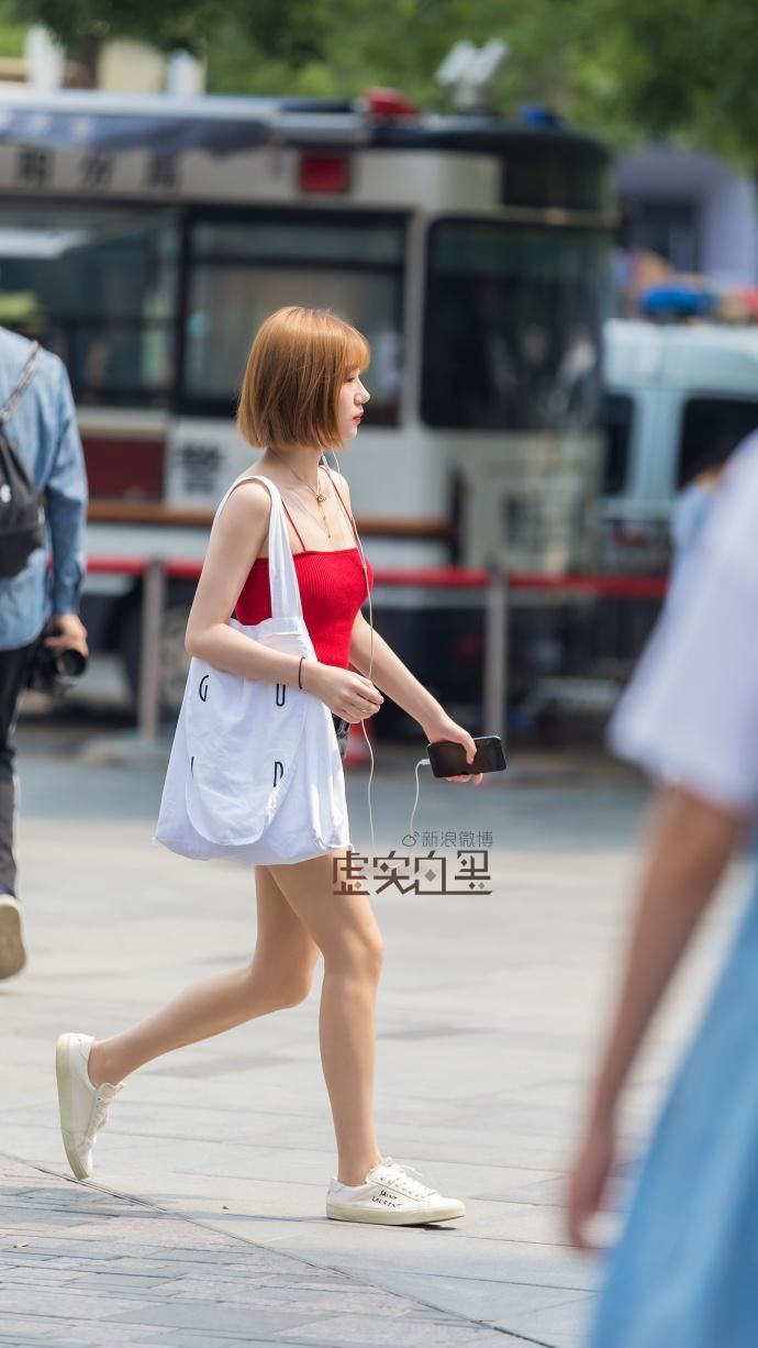 街拍:薄纱款总是很清新甜美，点点繁星充满了跳跃感,不要太美