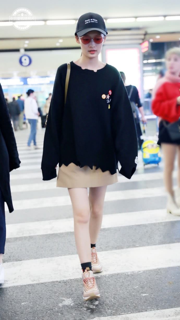 李沁真会搭 ，短裤配蓝西装现身机场，气质清新似少女！