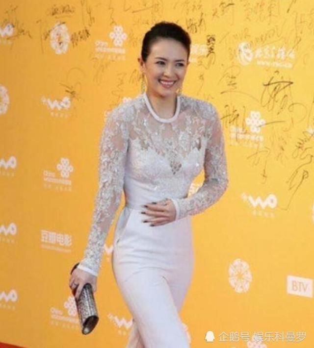 章子怡穿透视装太尴尬，身材太瘦，网友：史上最尴尬的国际章！