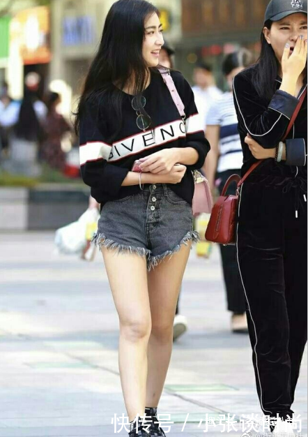 路人街拍,面如桃花小个子美女穿紧身衣,身材匀称,比例非常好!