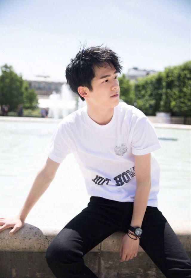 人手一件的T恤你说土,刘昊然搭配告诉你,那是你不会穿而已!