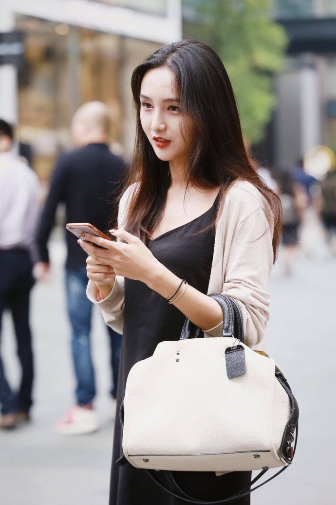 成都街拍:夏季各具特色的穿搭参考，彰显出不一样的时尚潮流!