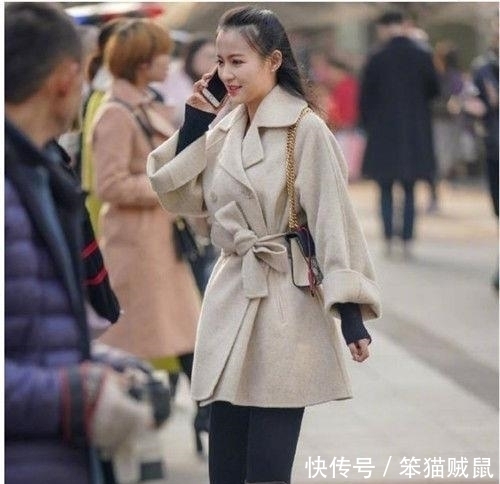 「 美女」感受别具一格的美,年轻美女街拍:风格独特的美女