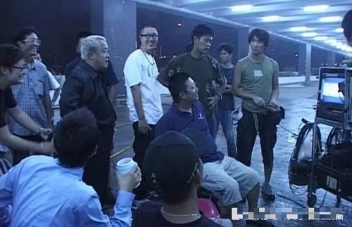  「无间道」无间道片场旧照，刘德华打高尔夫表情严肃，曾志伟切乳猪动作熟练