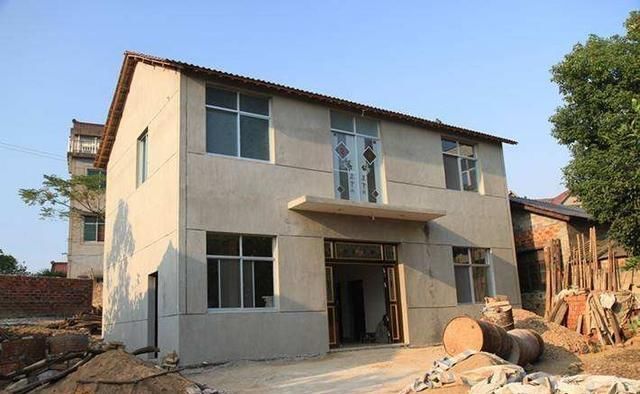 农民拆自己老房子翻建有错吗？又不是拆别人的凭什么不准修呀？